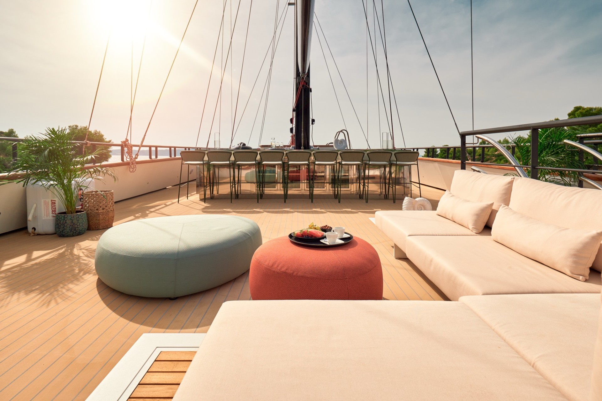 15_anetta_exterior_sundeck_loungearea_yachtin
