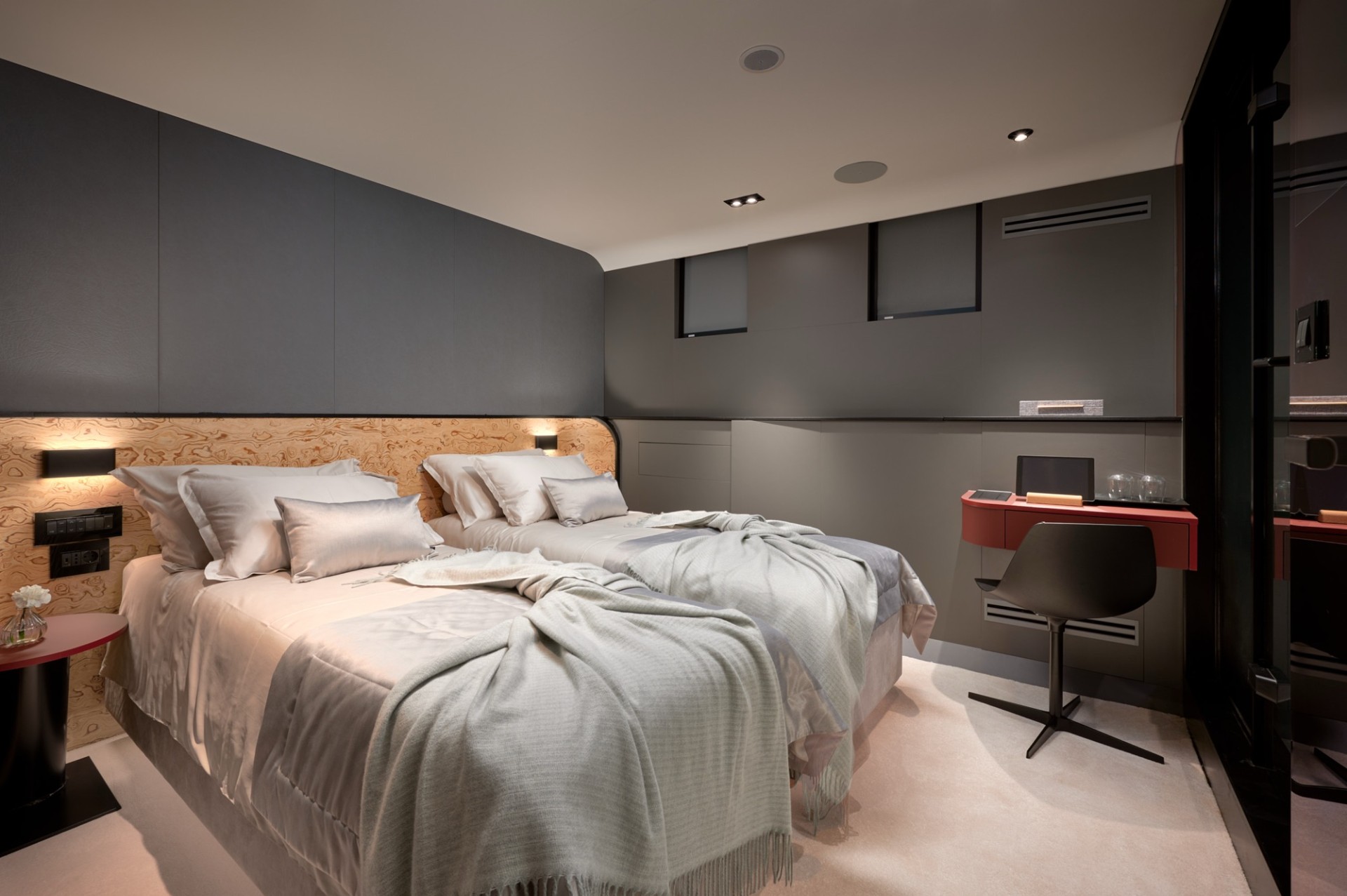 35_anetta_convertiblecabin_portside_amalia_yachtin