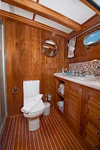 parss_luxury_gulet_-_family_triple_bathroom_3