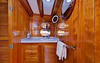 parss_luxury_gulet_-_superior_double_bathroom_2