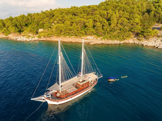 SLANO gulet with great crew, comfortable cabins, excellent charter record in Croatia