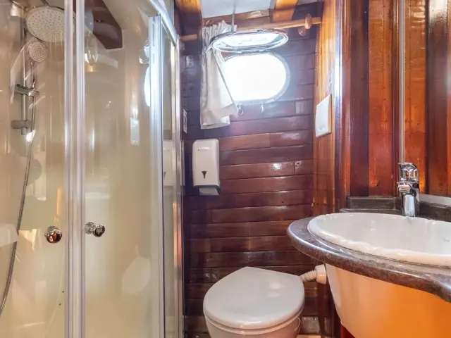 andi_star_bathroom_3