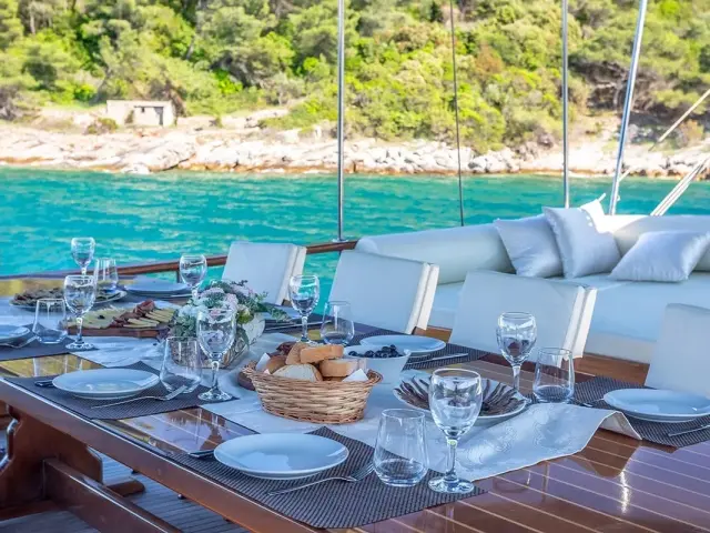 andi_star_dining_area_on_aft_deck_2