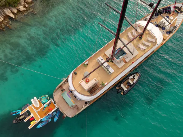 7_anetta_exterior_aerial_watertoys_yachtin